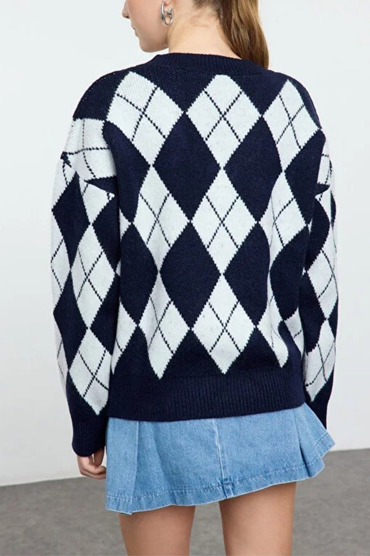 Soft-Textured V-Neck Argyle Pattern Knit Sweater