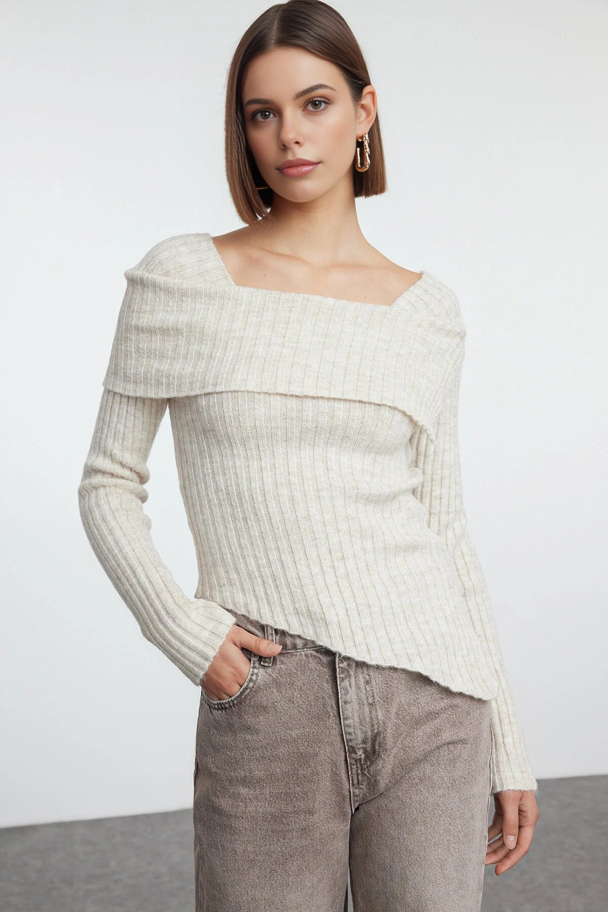 Asymmetrical Hem Knitted Sweater with Collar Detail