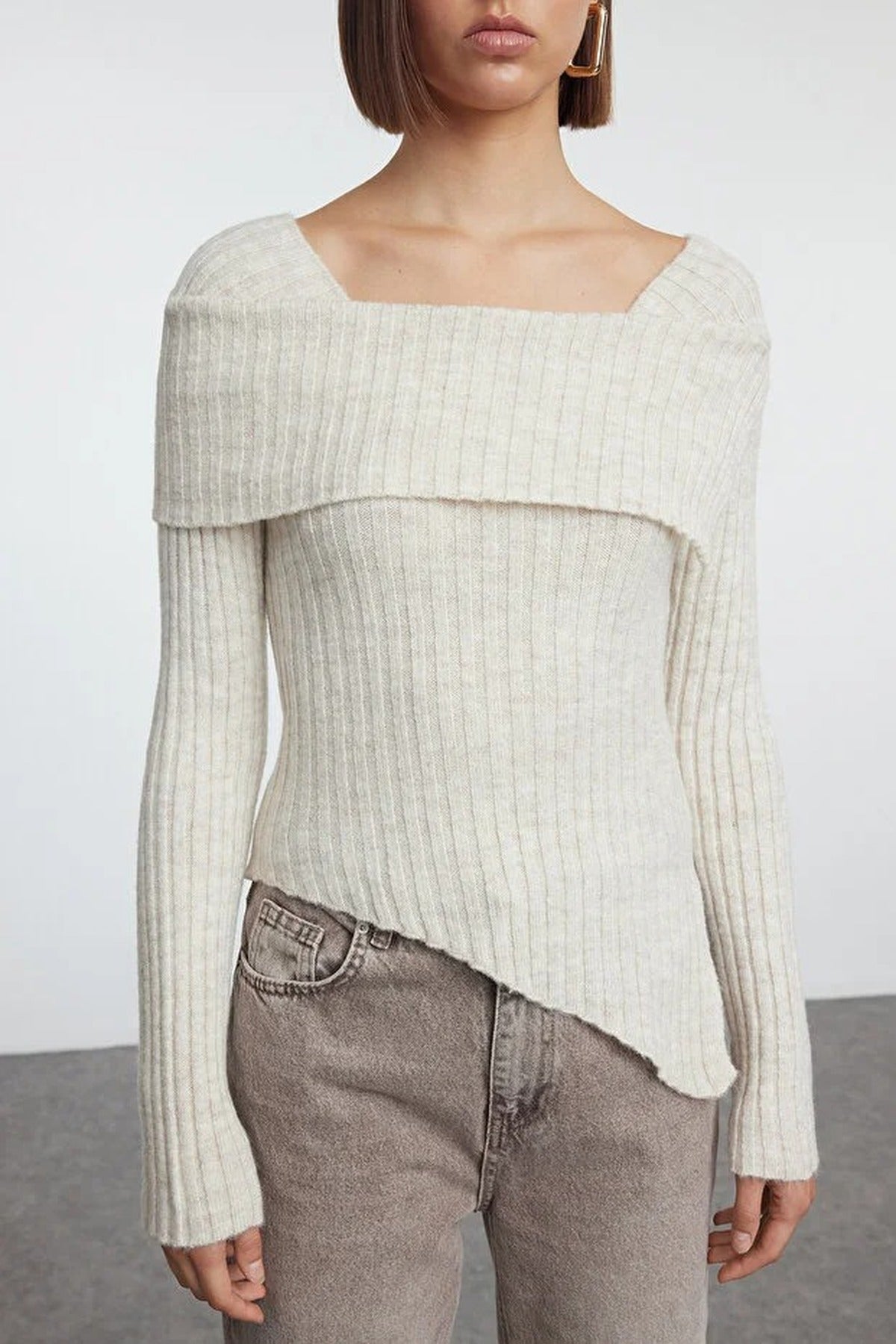 Asymmetrical Hem Knitted Sweater with Collar Detail
