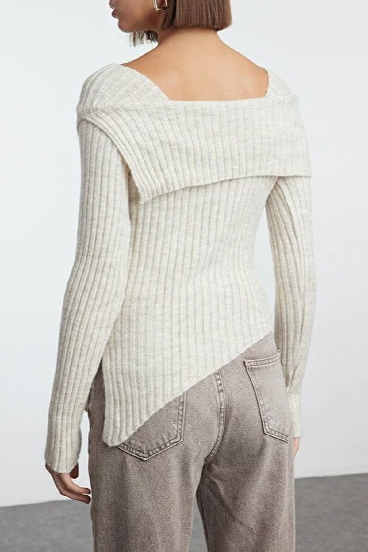 Asymmetrical Hem Knitted Sweater with Collar Detail