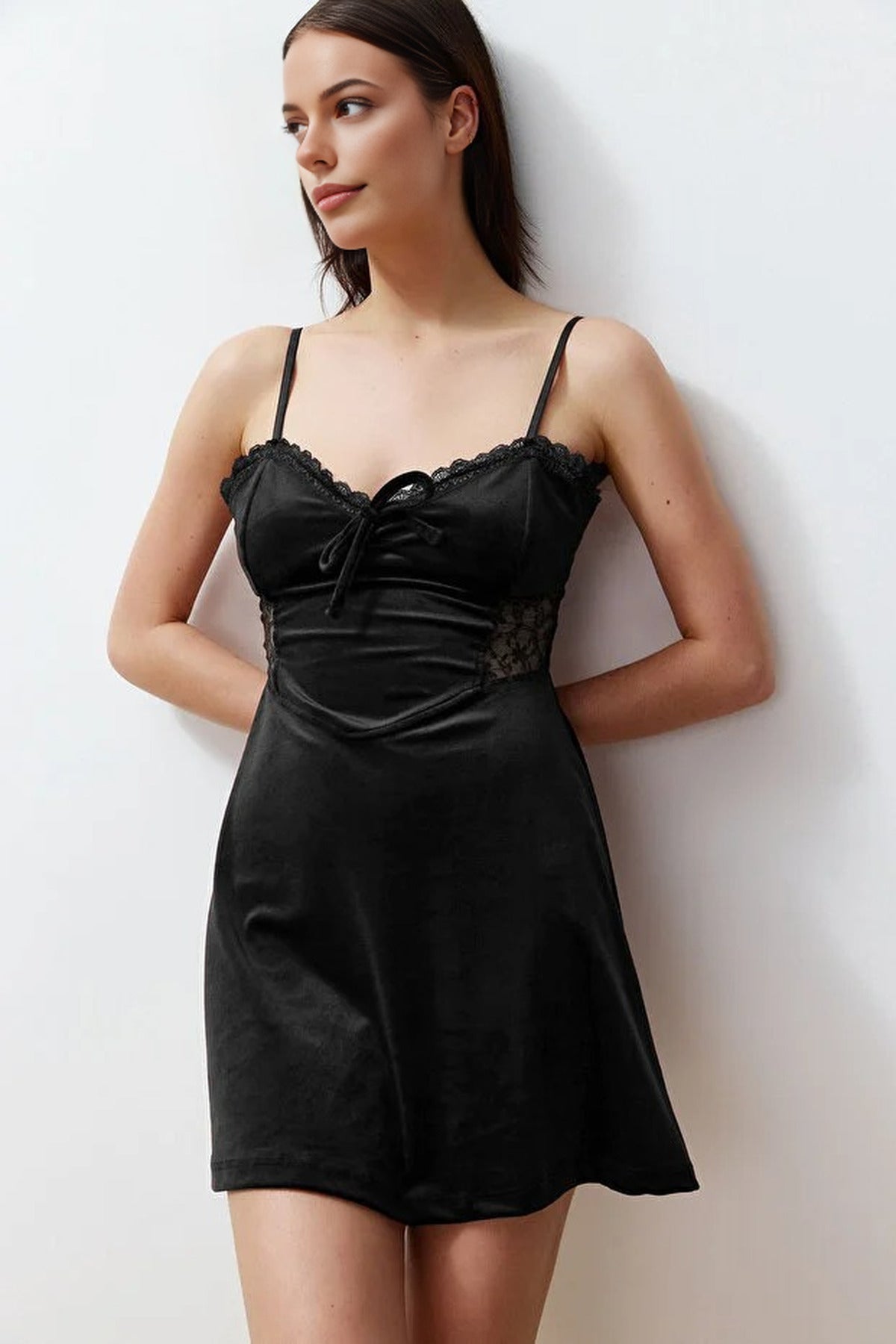 Soft-Feeling Lace-Trimmed Strappy Velvet Knit Nightdress