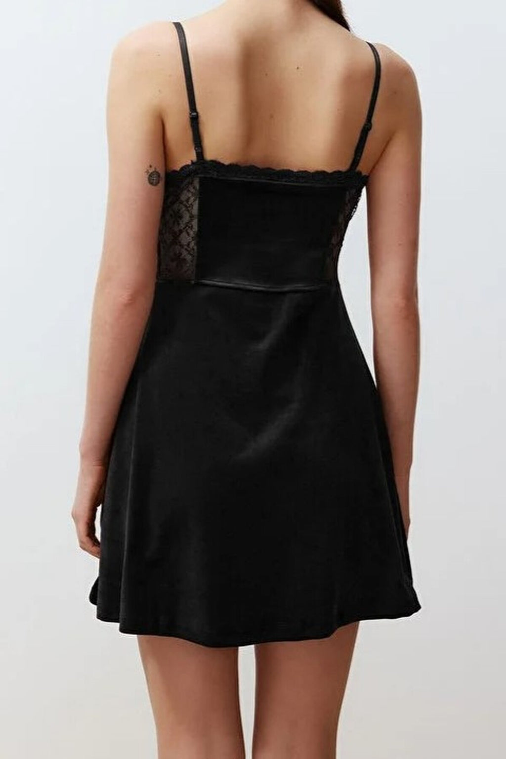 Soft-Feeling Lace-Trimmed Strappy Velvet Knit Nightdress