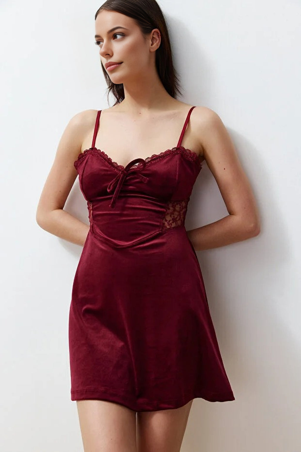 Soft-Feeling Lace-Trimmed Strappy Velvet Knit Nightdress