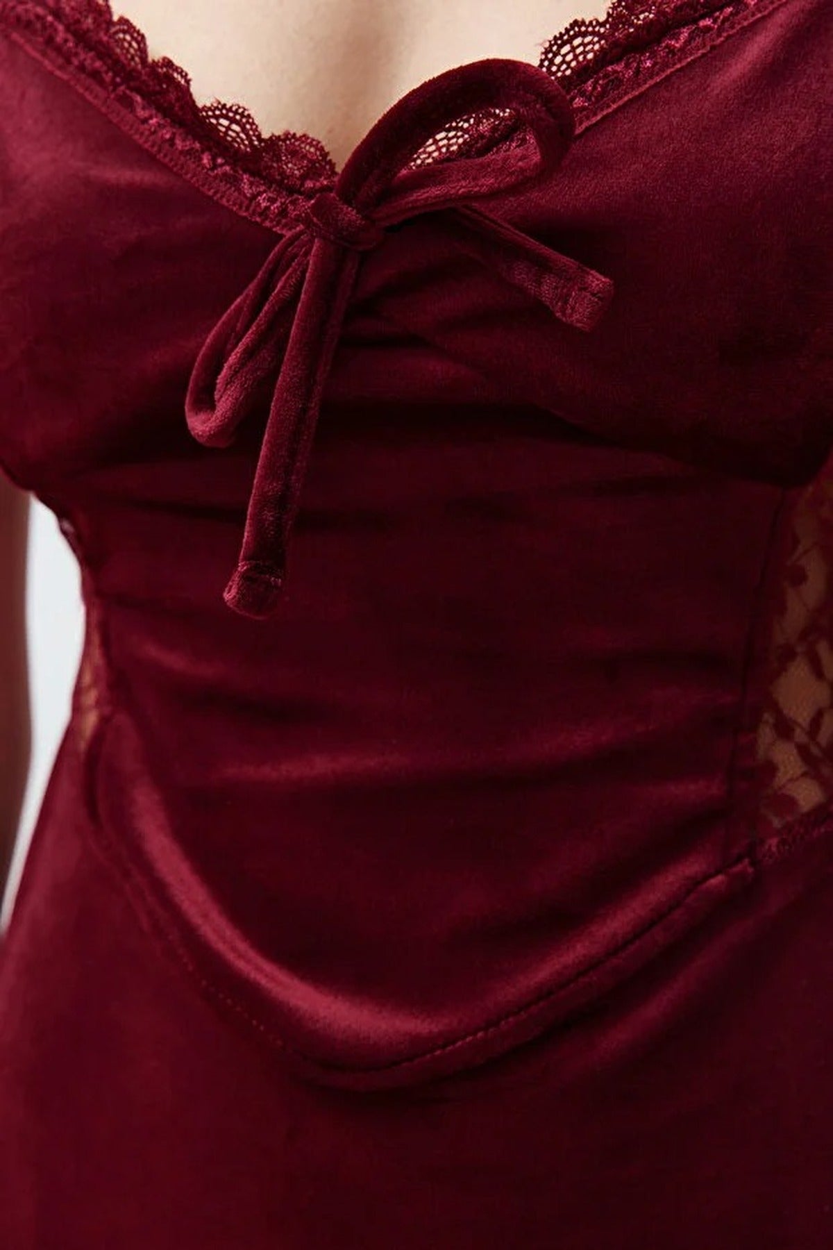 Soft-Feeling Lace-Trimmed Strappy Velvet Knit Nightdress