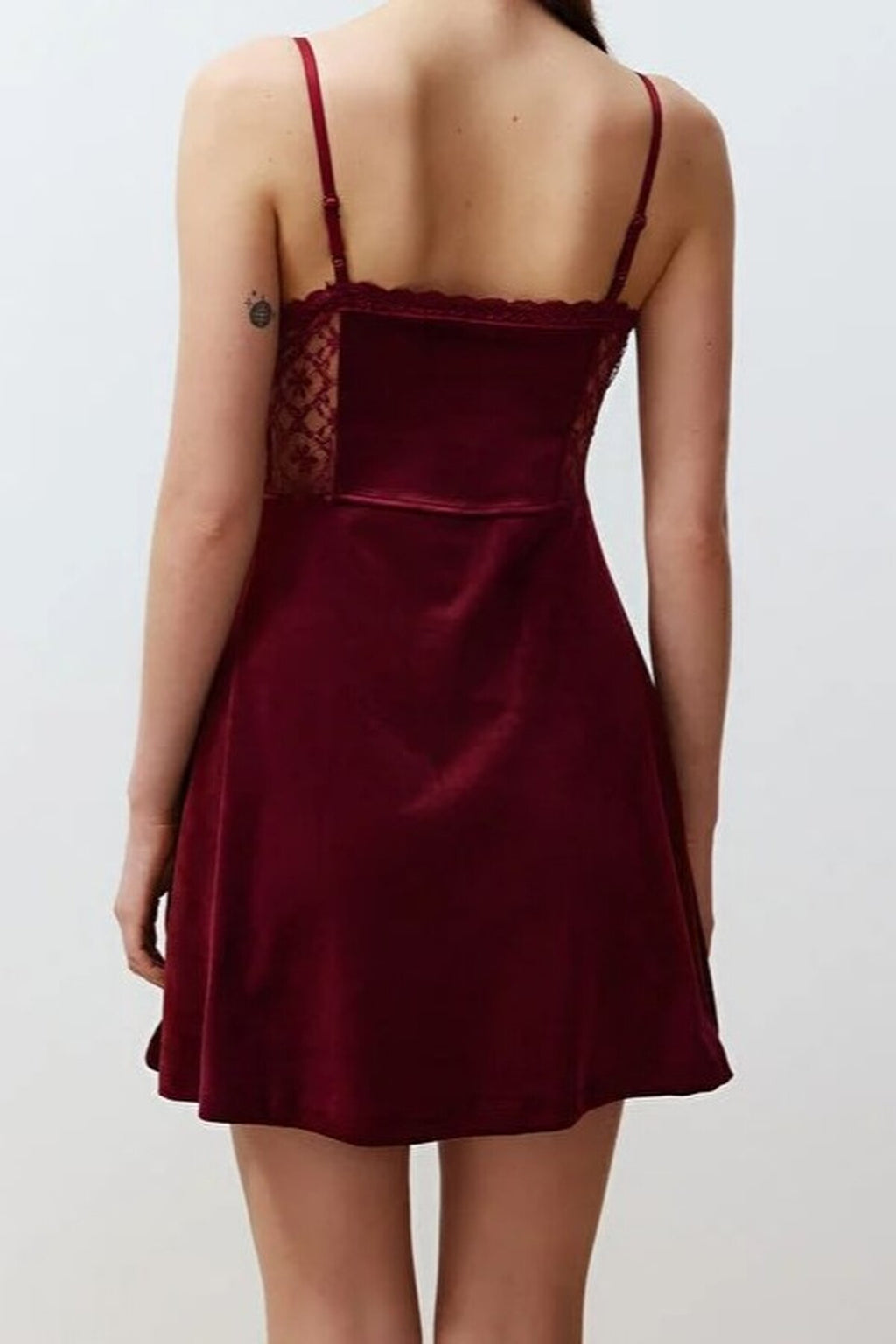 Soft-Feeling Lace-Trimmed Strappy Velvet Knit Nightdress