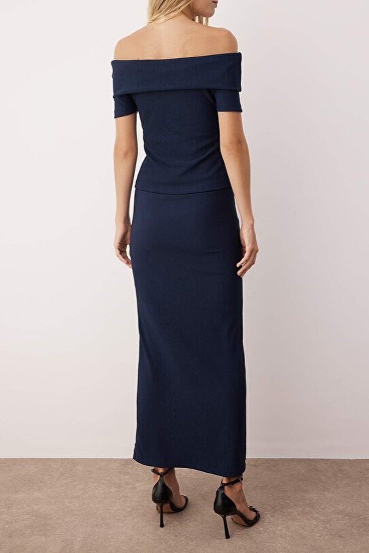 2-Piece Accessory Detail Carmen Collar Blouse-Skirt Knitted Set
