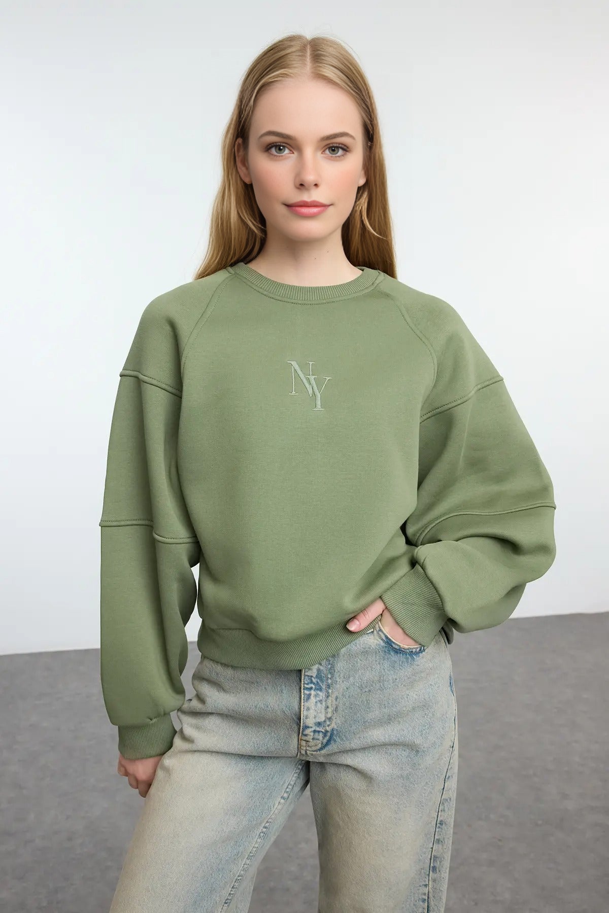 Crew Neck Embroidered Thick Fleece Knit Sweatshirt