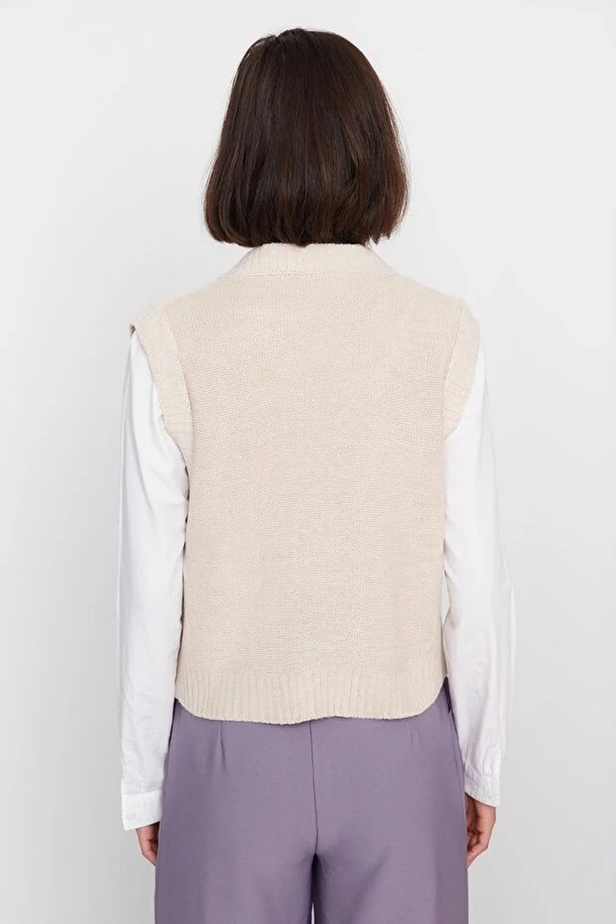 Floral Embroidery Detailed Knit Vest