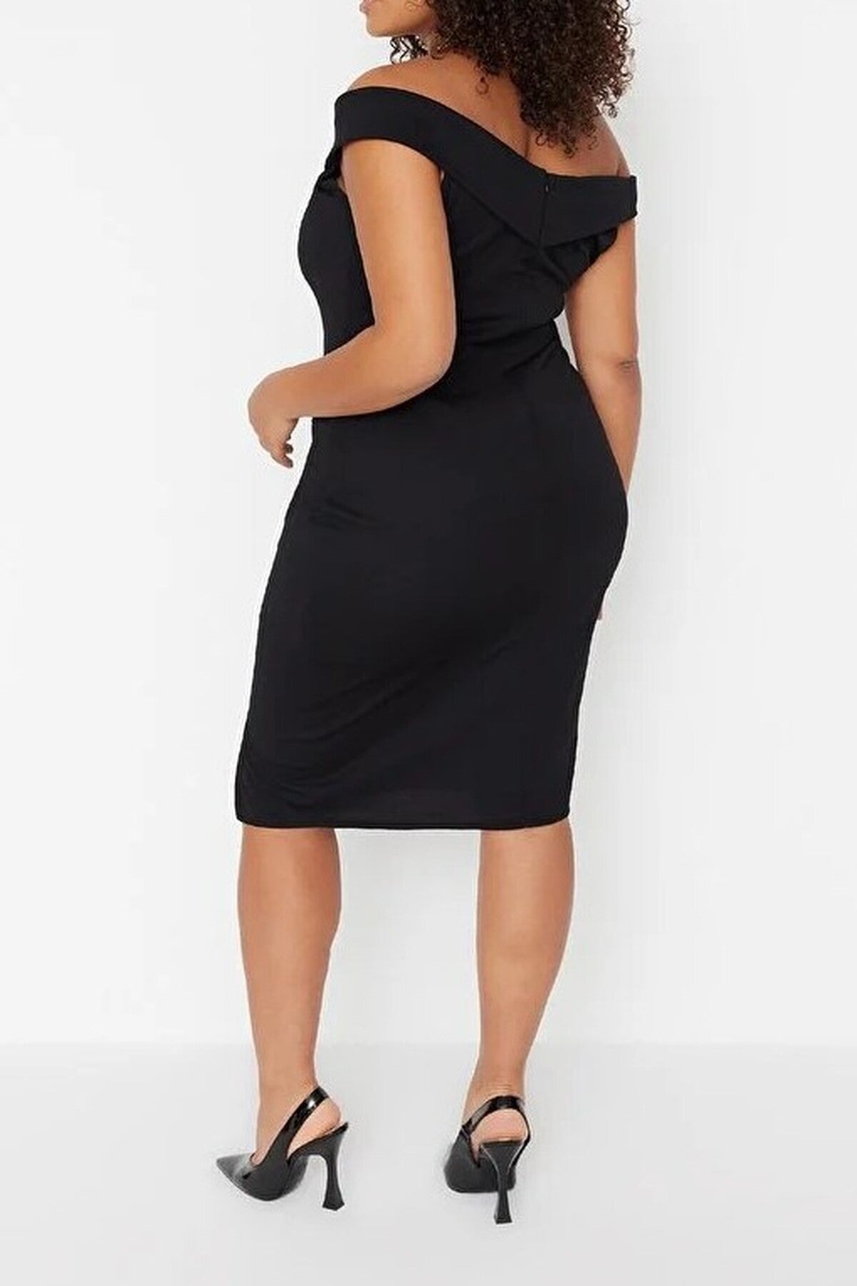 Body-Fitting Knitted Plus Size Dress with Gathering Detail