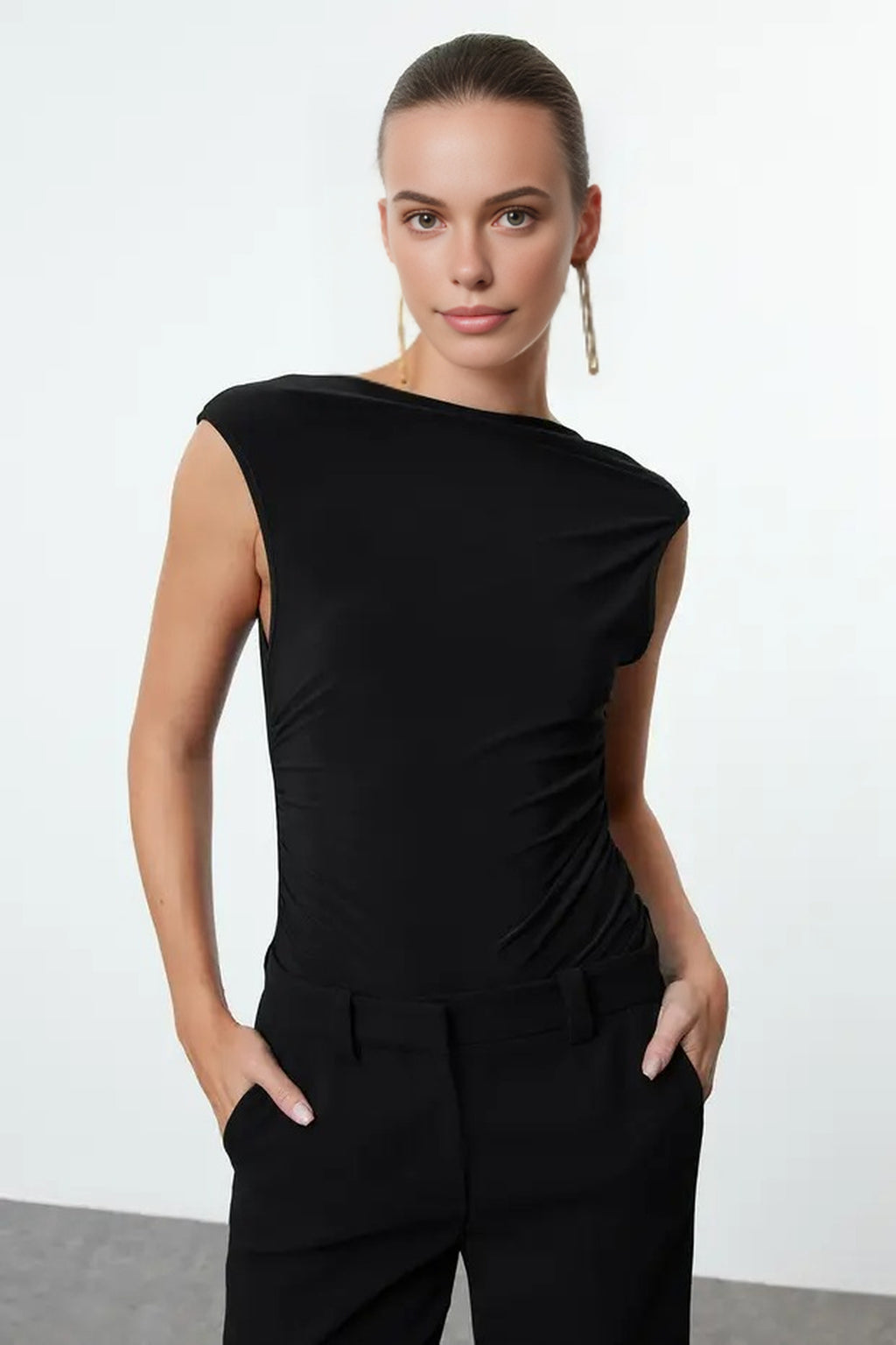 Back Detail Chain Accessory V-Neck Knitted Blouse