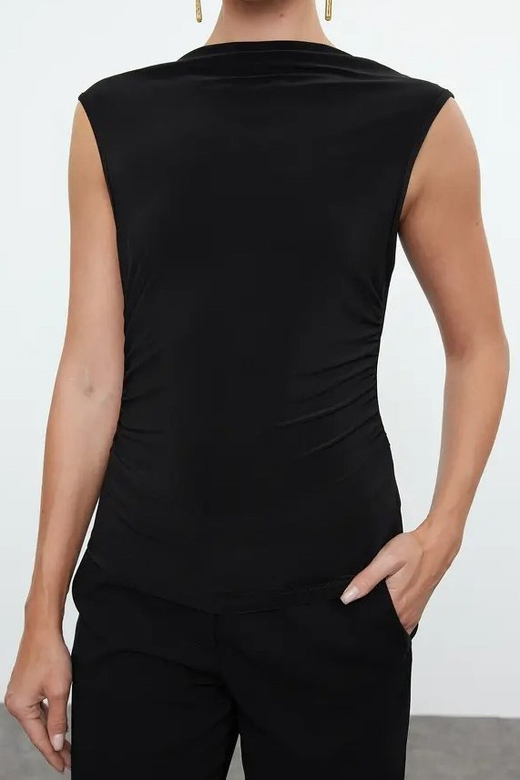 Back Detail Chain Accessory V-Neck Knitted Blouse
