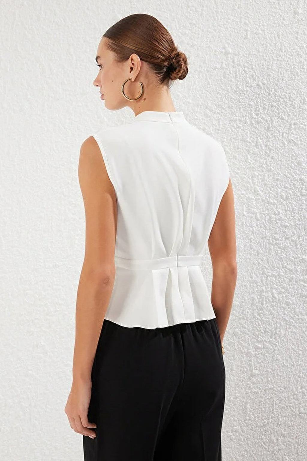 Woven Crew Neck Sleeveless Blouse