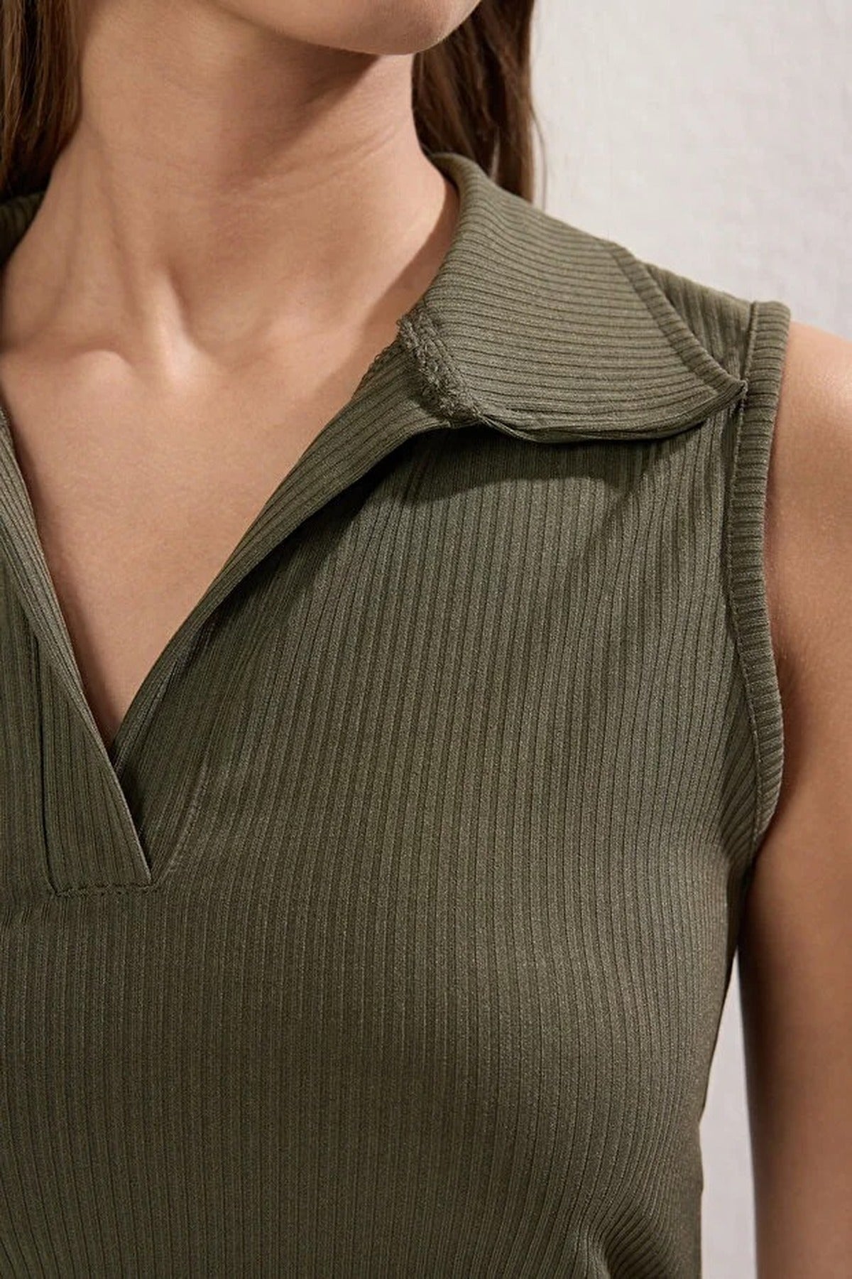 Fitted Polo Collar Crop Stretch Knit Blouse