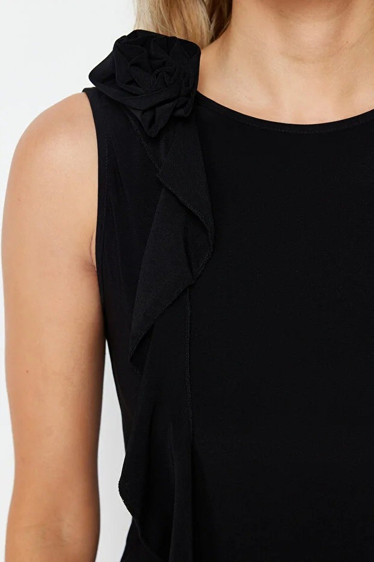 Rose Accessory Detail Ruffled Stretch Regular Knit Blouse