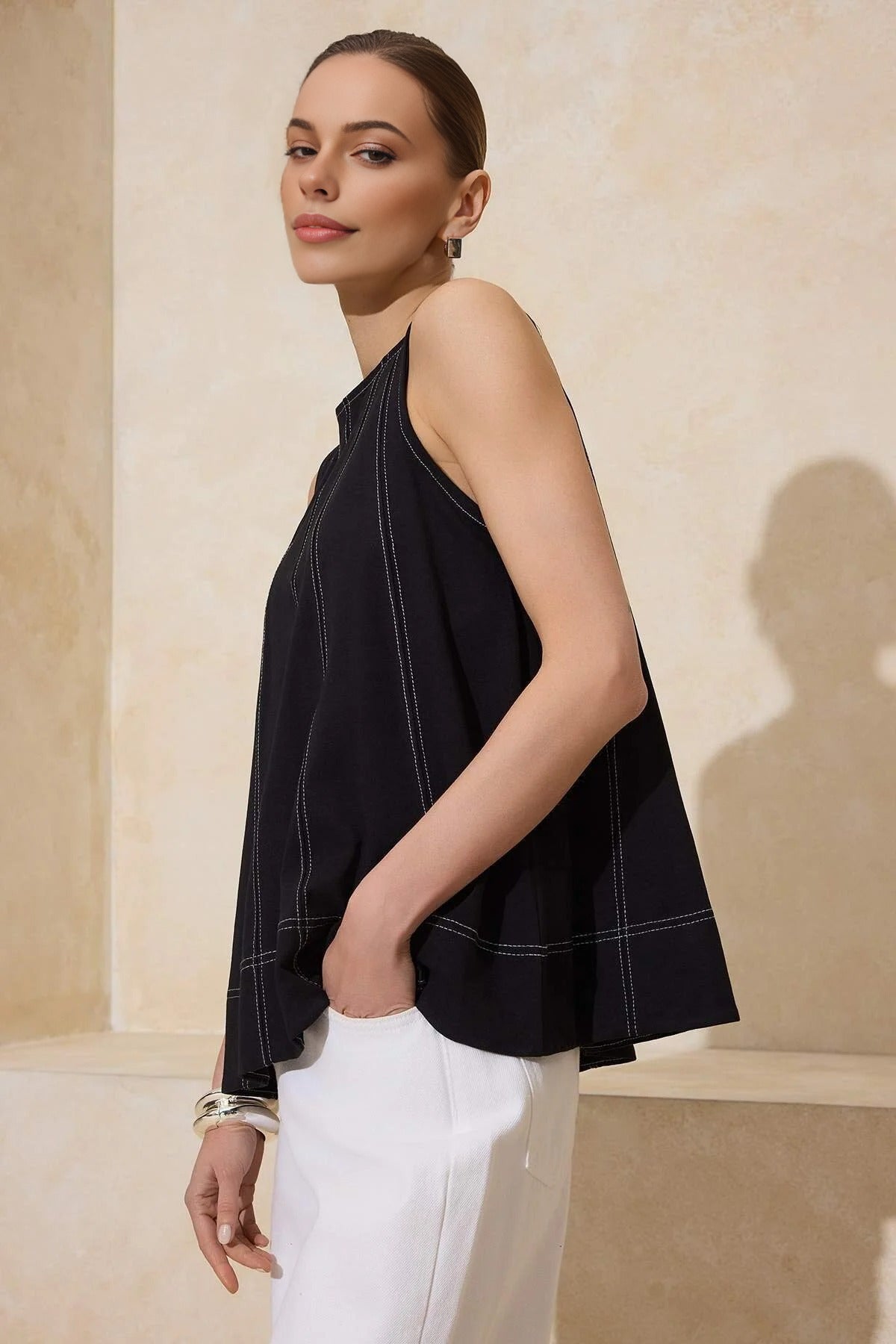 Relaxed Crew Neck Sleeveless Stitched Detail Knitted Blouse