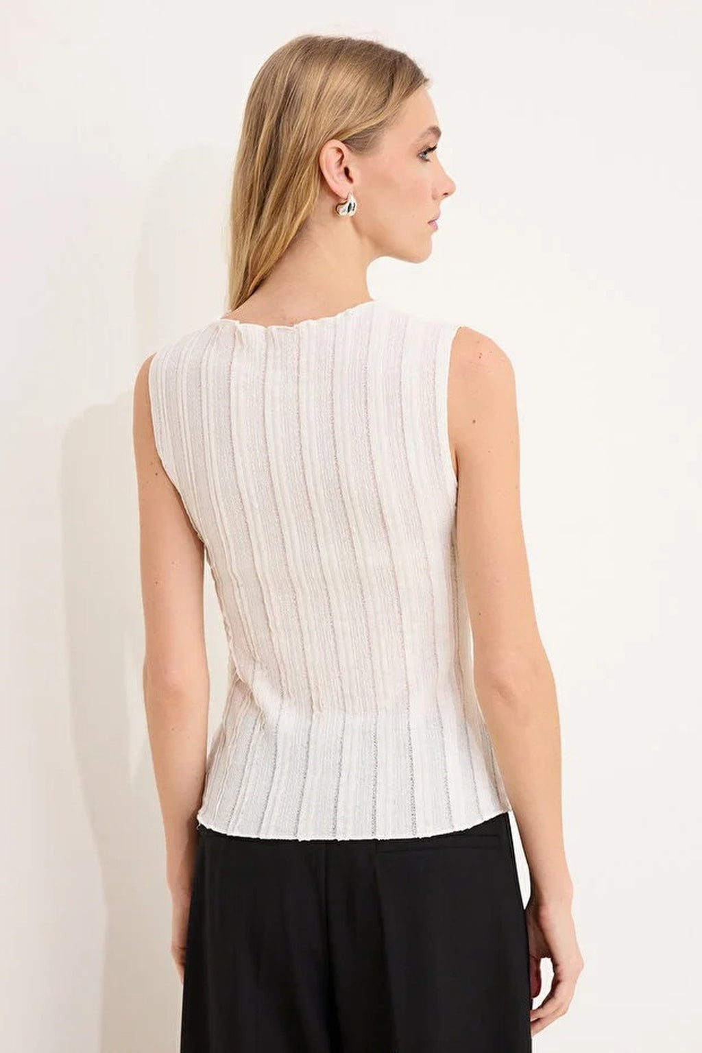 Fitted Sleeveless Textured Knit Blouse