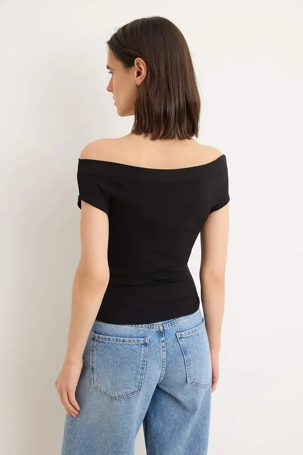Fitted Carmen Neckline Sleeveless Knit Blouse